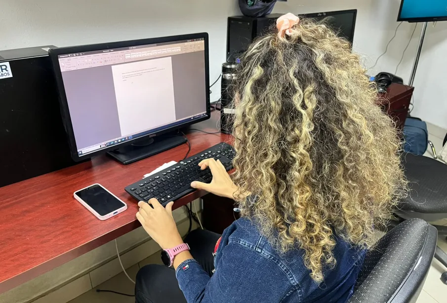 Mujer trabajando en computadora