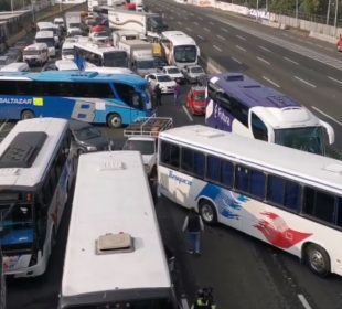 Transportistas bloquean la carretera