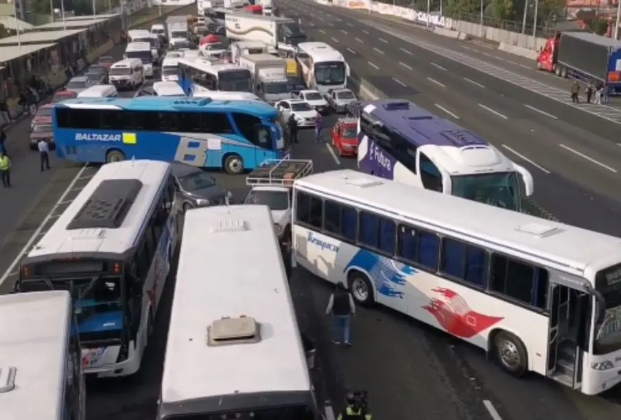 Transportistas bloquean la carretera