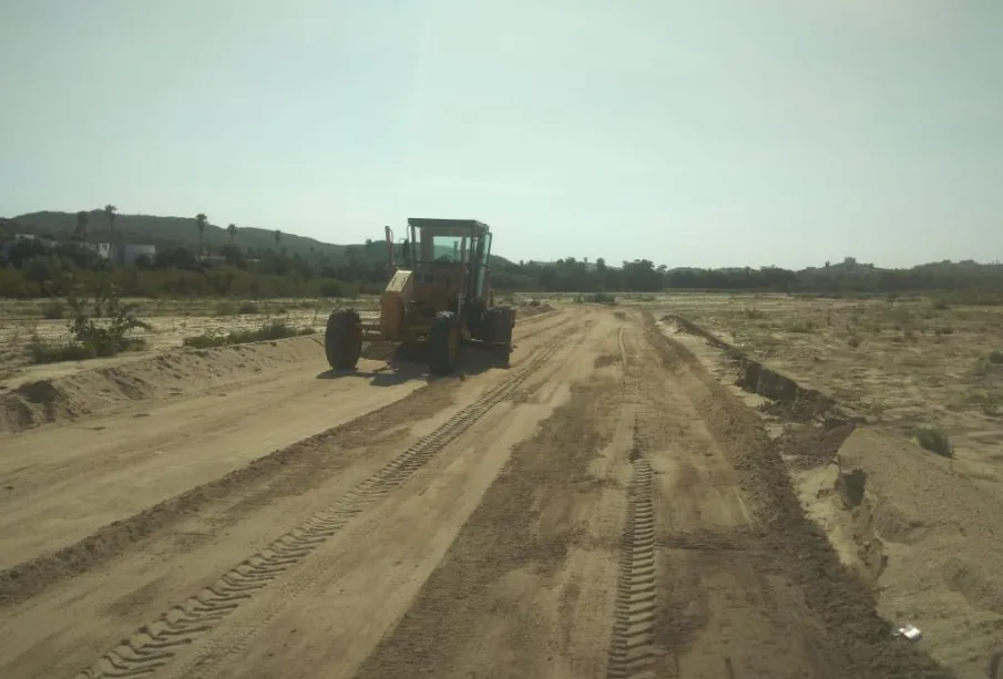 Maquinaria raspando caminos de terracería