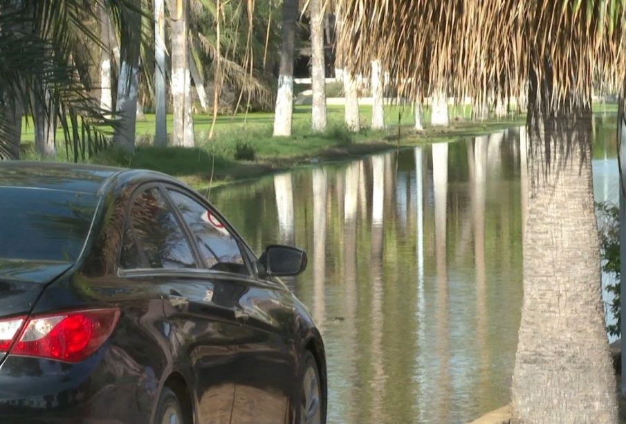 Coche sin poder transitar por desbordamiento de estero en SJC