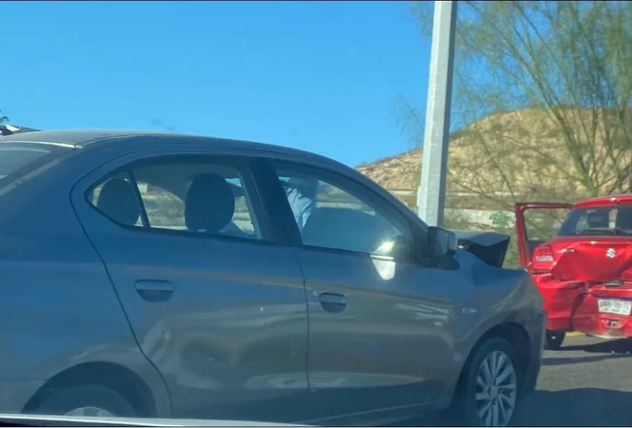 Choque entre dos vehículos en carretera