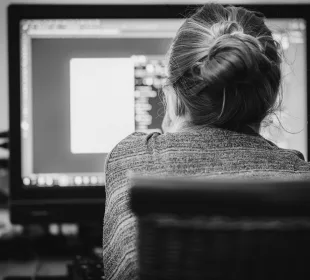 Mujer trabajando en la computadora