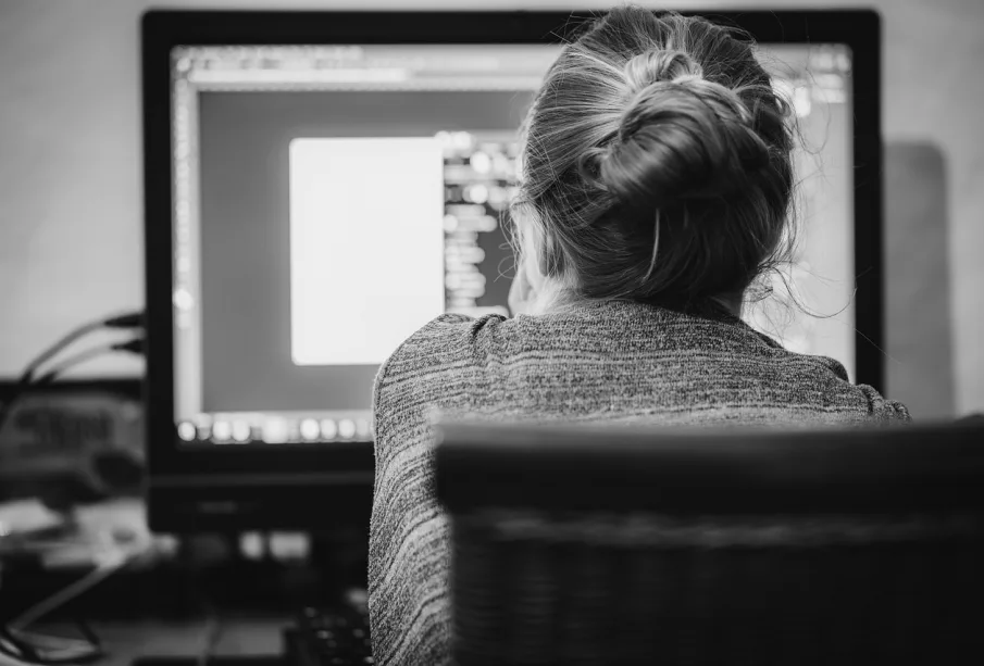 Mujer trabajando en la computadora