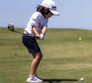 Niño golfista en práctica deportiva