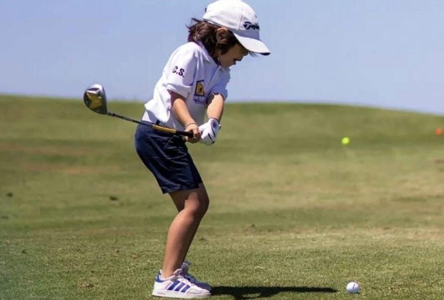Niño golfista en práctica deportiva