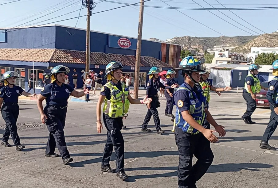 Bomberos desfilando