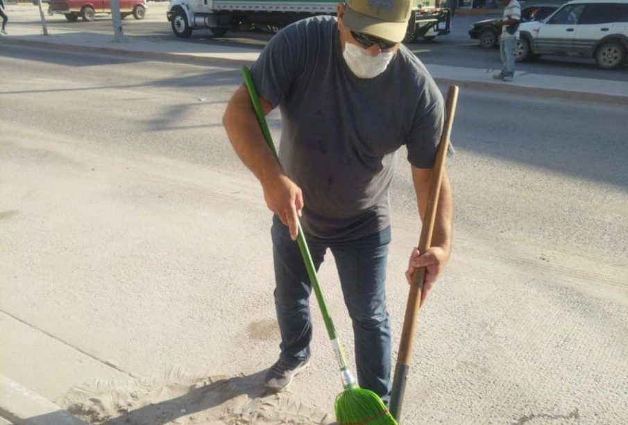 Hombre barriendo la calle