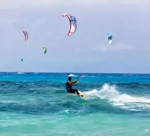 Joven practicando un deporte acuático