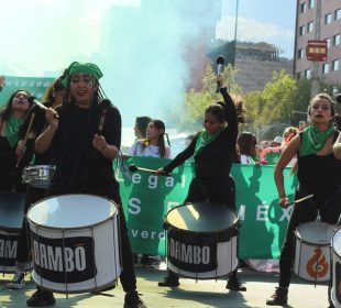 Mujeres marchando por el aborto seguro