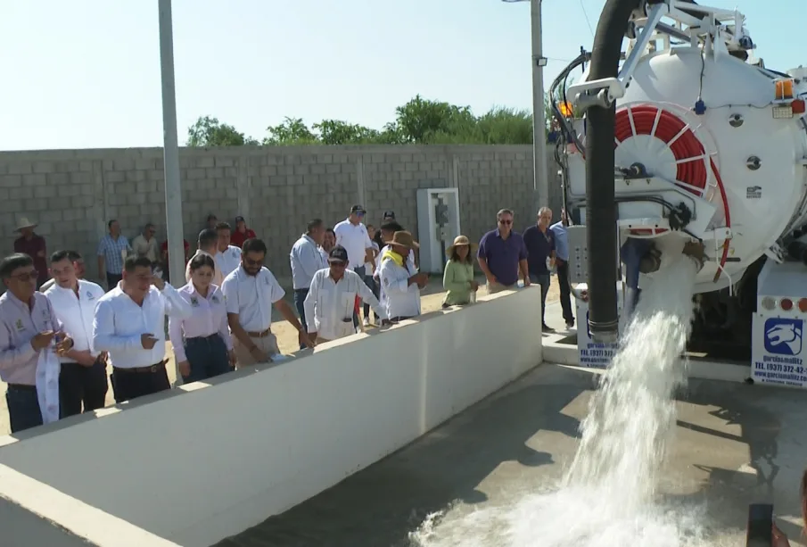 Pipa derramando agua en el suelo de la planta La Sonoreña.