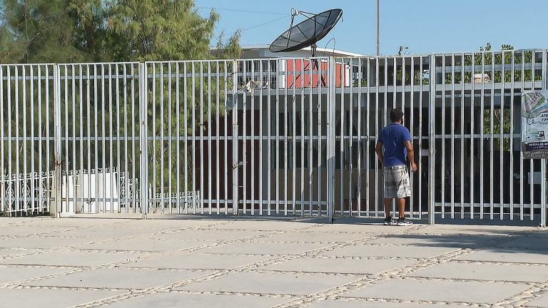 padre de familia en la puerta de escuela