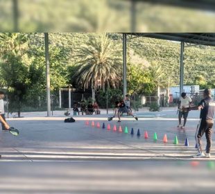 Práctica de Pickleball por parte de jóvenes