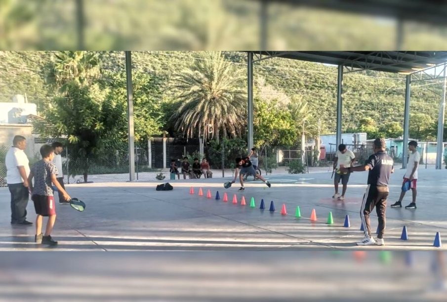 Práctica de Pickleball por parte de jóvenes