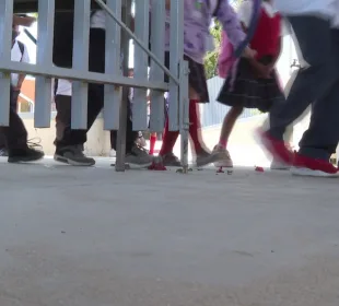 Estudiantes de secundaria entrando a escuela