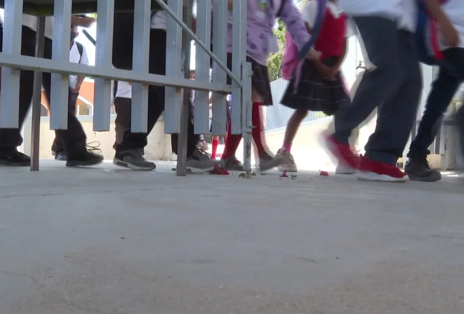 Estudiantes de secundaria entrando a escuela