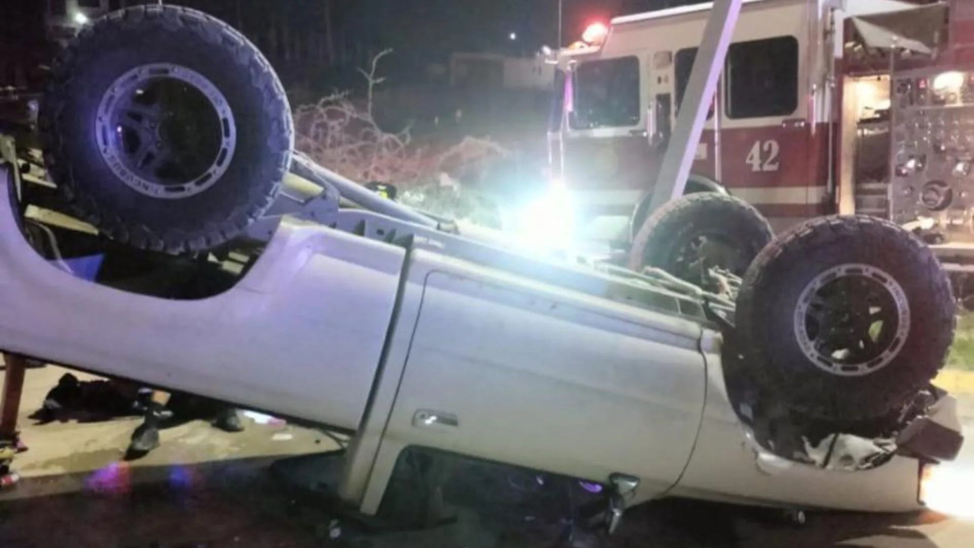 Automóvil blanco volcado en la colonia Lomas de Guaymitas