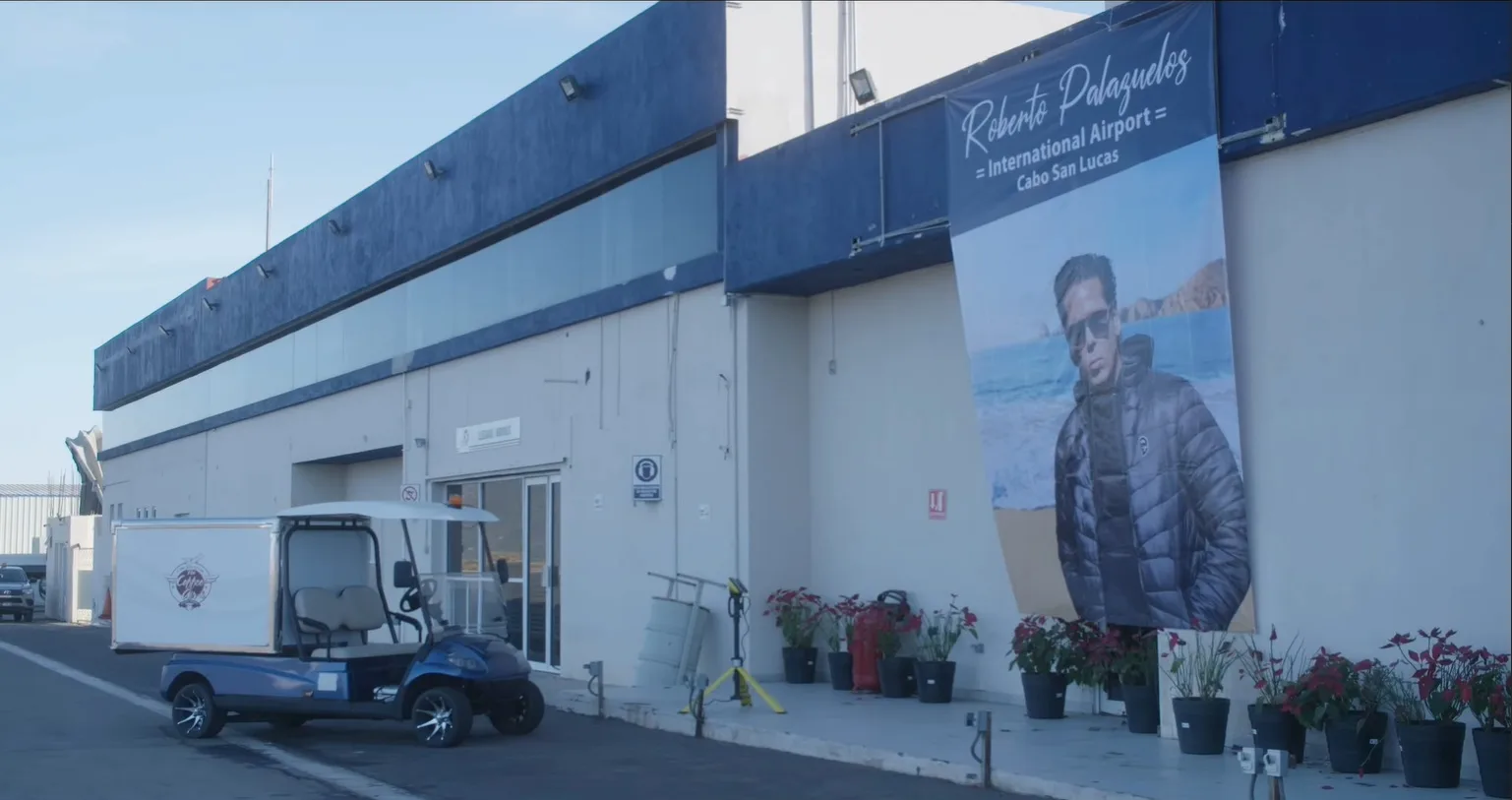 Aeropuerto Internacional de Cabo San Lucas y cartel de Roberto Palazuelos