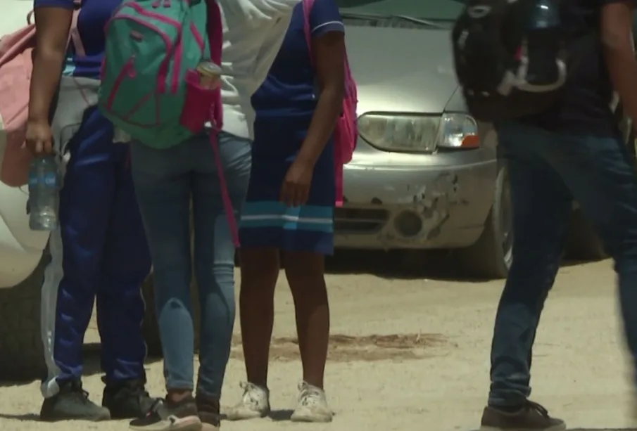 Estudiantes afuera de escuela.