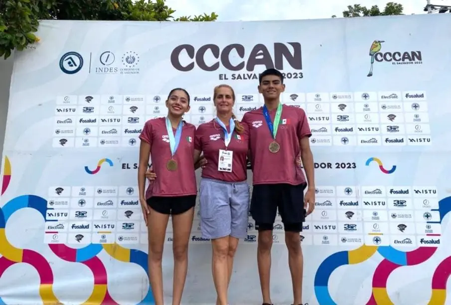 Deportistas de natación artística en competencia mundial