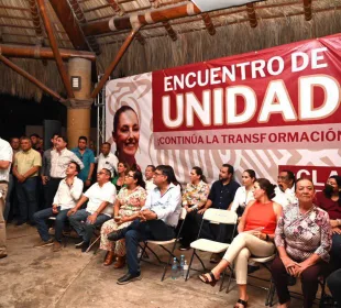 Víctor Castro en reunión política a favor de Claudia