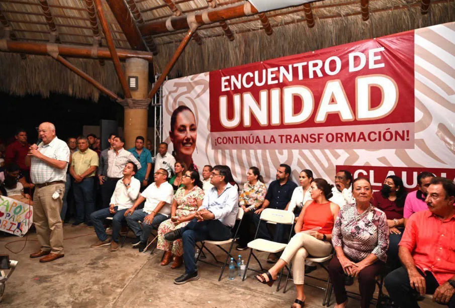 Víctor Castro en reunión política a favor de Claudia