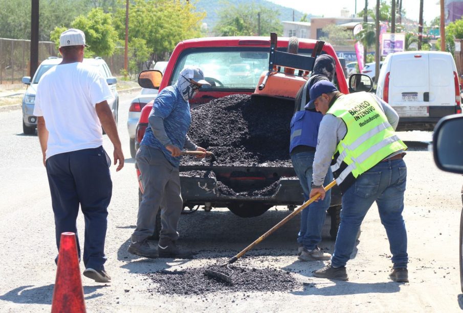 Trabajadores reparando vialidad