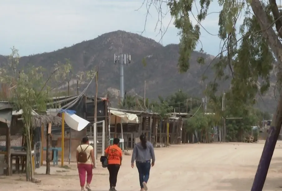 tres mujeres caminando por la calle