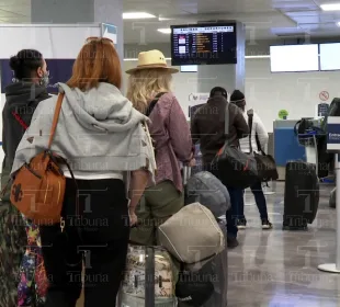 personas en aeropuerto de La Paz esperando para documentar