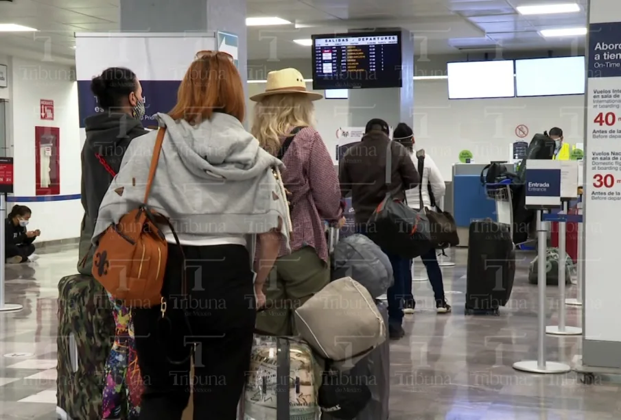 personas en aeropuerto de La Paz esperando para documentar