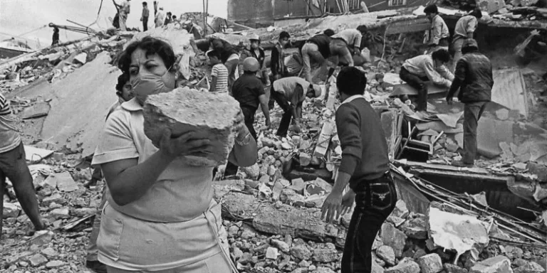 Mujer cargando piedra para ayudar en rescate de personas sismo 85