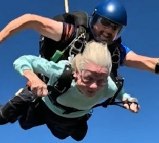 Abuelita 104 años se lanza de paracaídas, busca récord Guinness