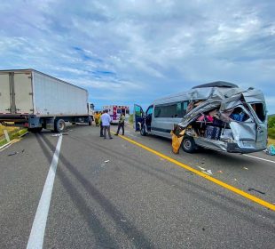 Accidente entre vagoneta y camión