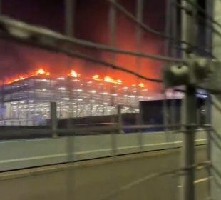 Aeropuerto de Luton en Londres en llamas