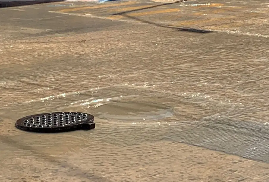 Alcantarilla desbordando aguas negras