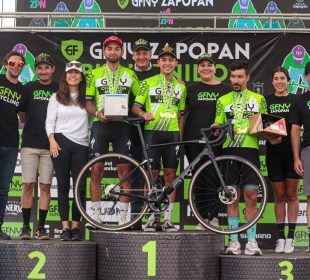 Alejandro Madueño con su equipo en el podium