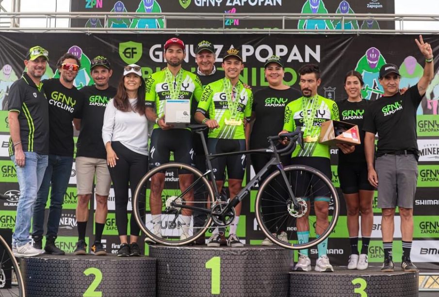 Alejandro Madueño con su equipo en el podium