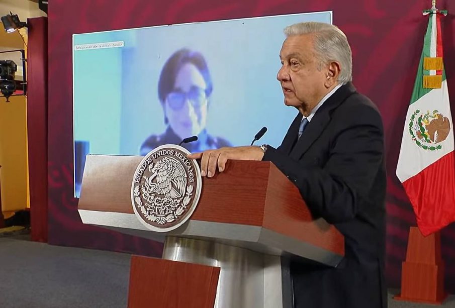 Amlo escuchando reportes de daños por Lidia