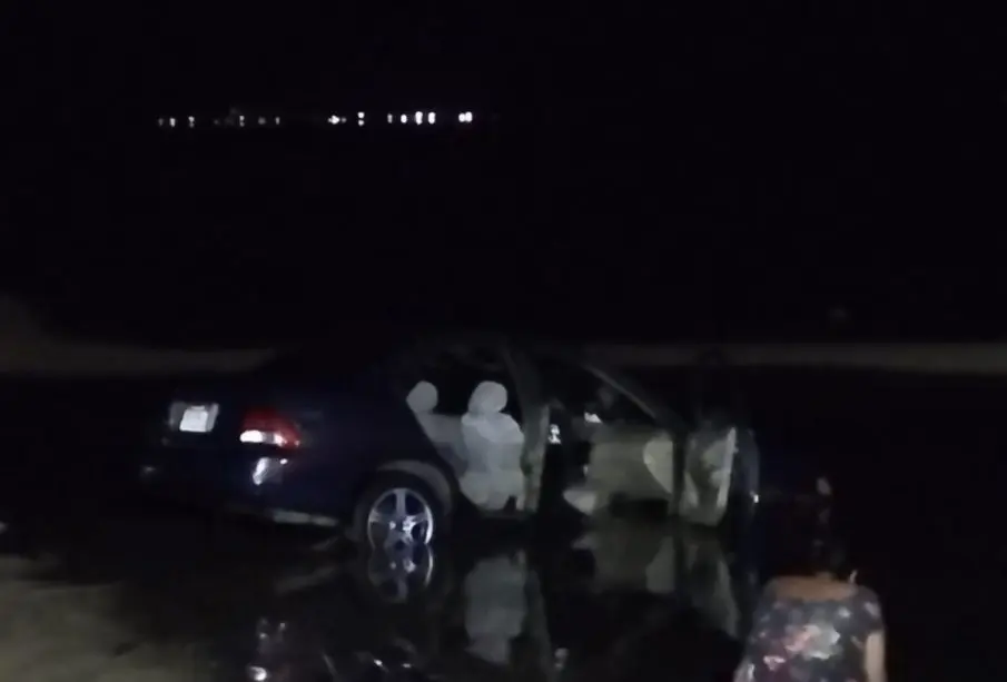 Automóvil en el mar en La Paz