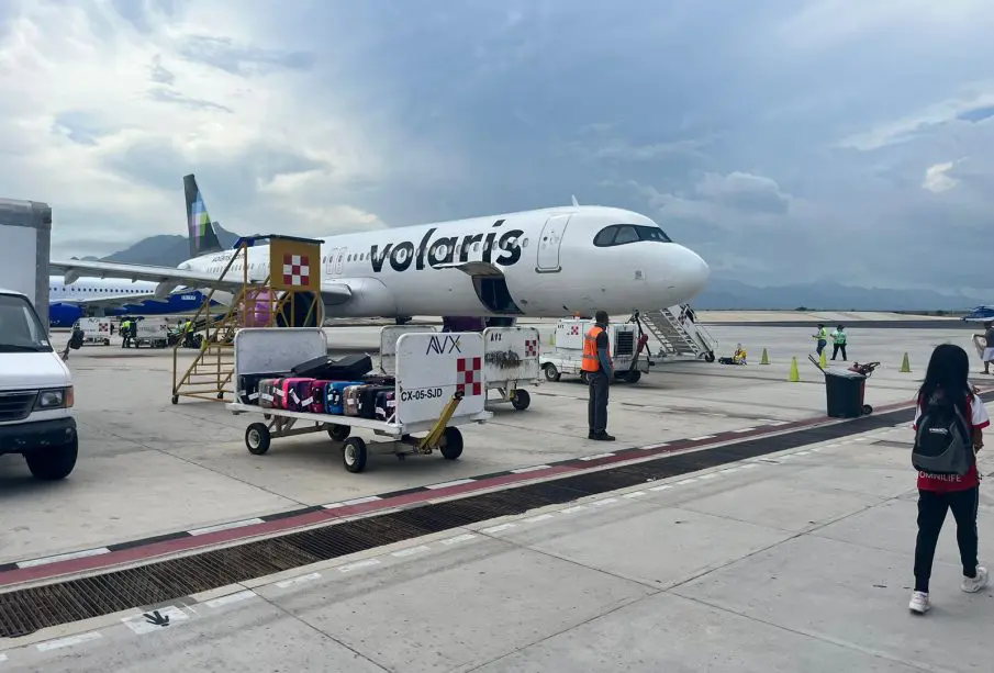 Avión en pista listo para cargar maletas