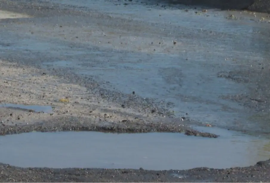 Bache con agua en la carretera