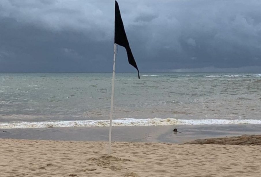 Bandera negra en playa de Los Cabos