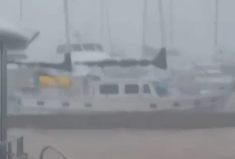 Barco en el malecón de La Paz