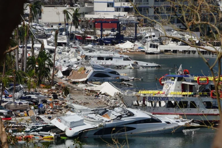 Barcos y Yates desechos tras Otis