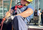 Bombero sosteniendo cuerda