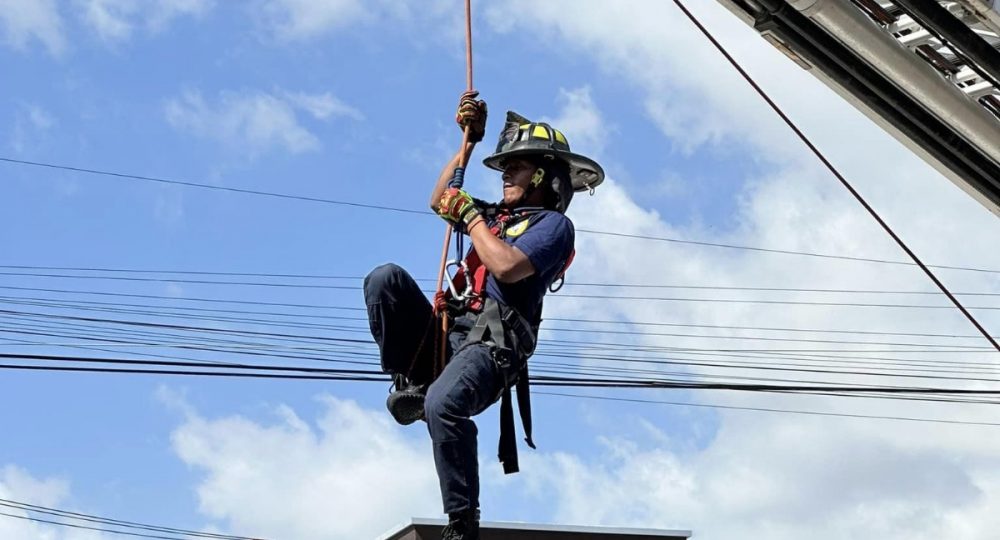 Bombero trepando cuerda