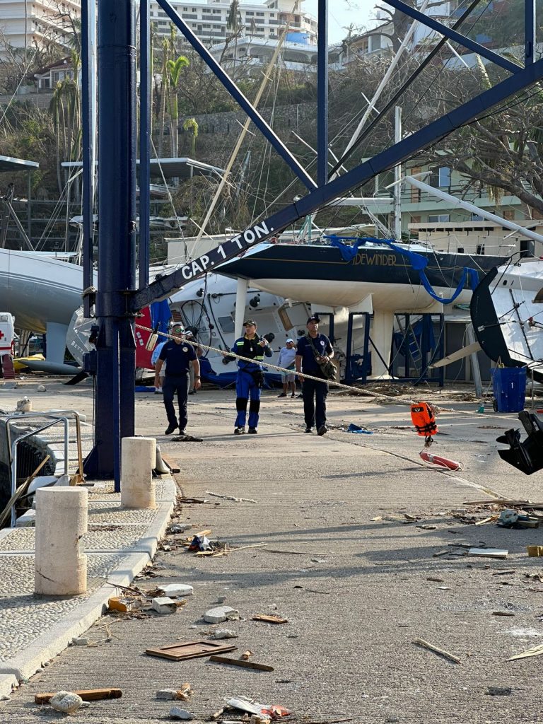 Bomberos de CSL recorriendo zona afectada en Acapulco