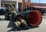 Bomberos en competencia de demostración