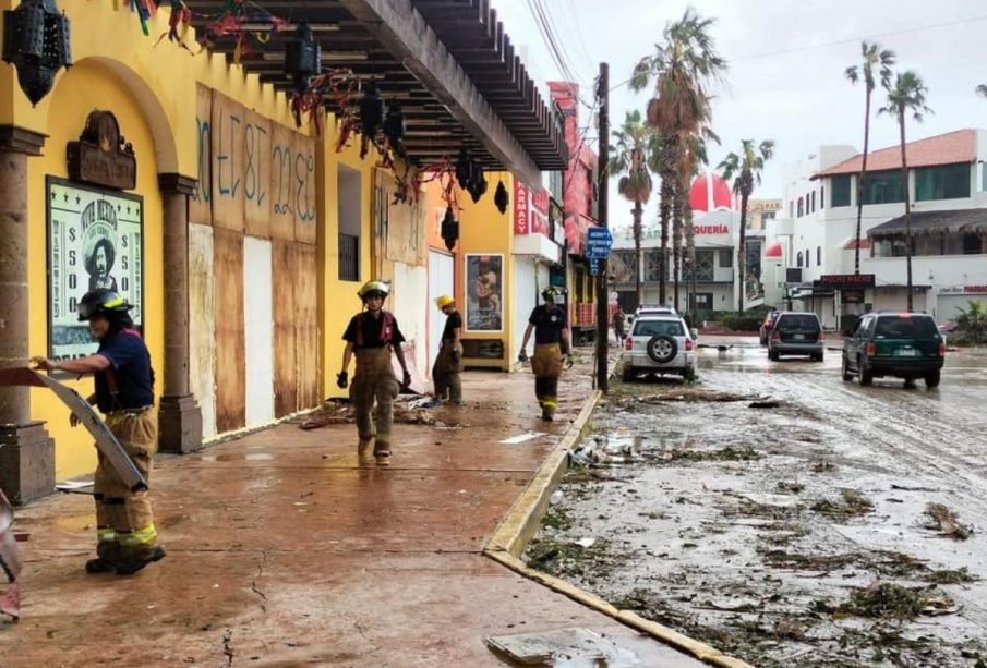 Bomberos limpiando calles de Cabo San Lucas