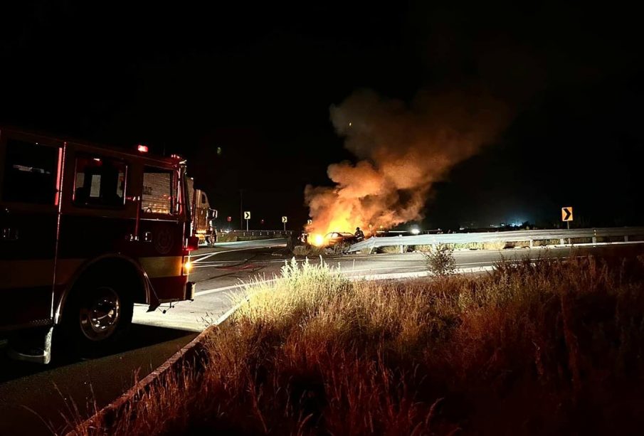 Bomberos llegando a incendio de coche en la carretera